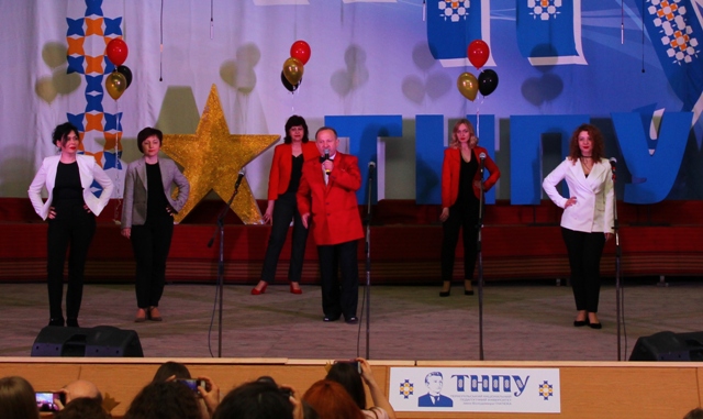 Виконання пісні деканом факультету - проф.Чайкою В.М.